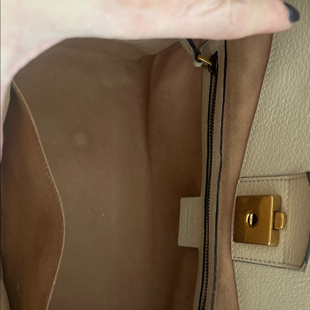 Gucci Elegant Cream Handbag with Butterfly Accent and Gucci Strap - Picture 5 of 12